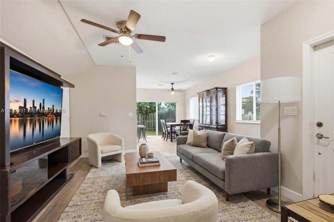 En Venta: $365,000 (4 camas, 3 baños, 1730 Pies cuadrados)