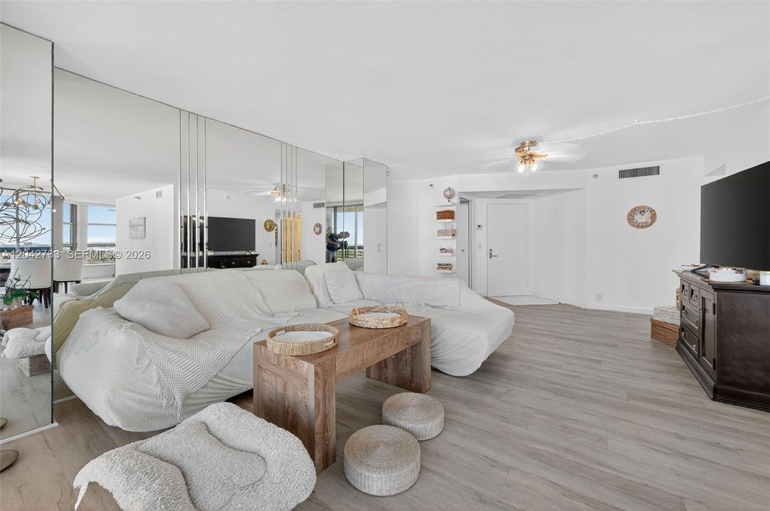 На продажу: $579,000 (2 спален, 2 ванн, 1380 Квадратных фут)