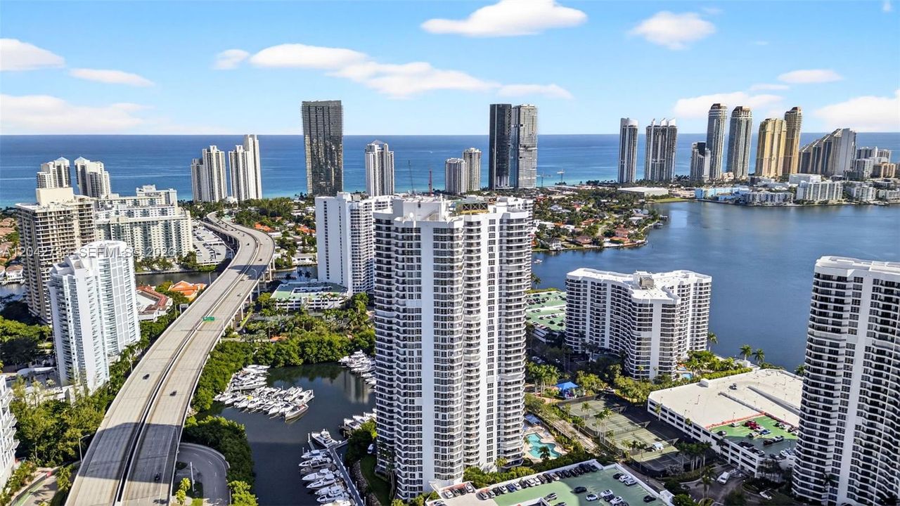 На продажу: $579,000 (2 спален, 2 ванн, 1380 Квадратных фут)