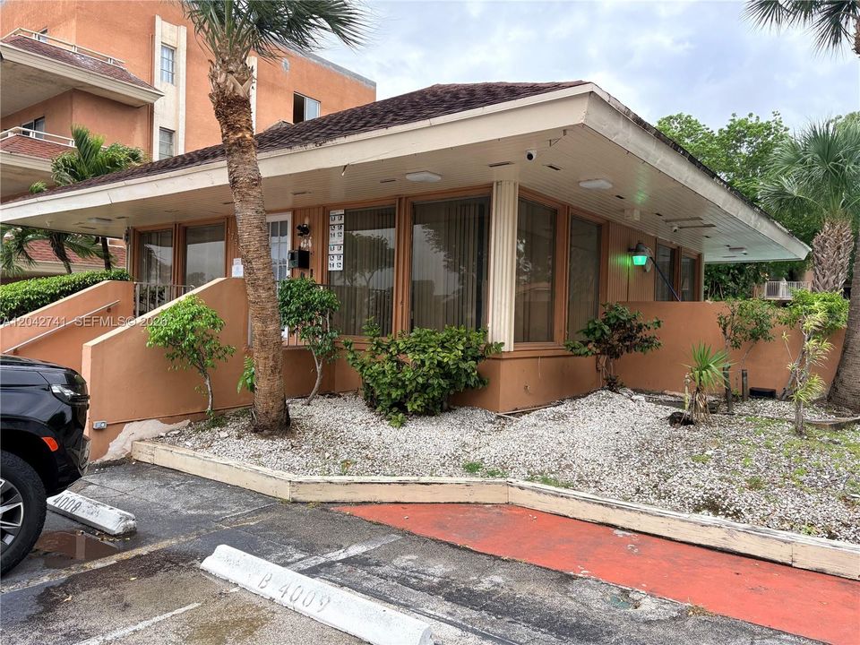 For Rent: $2,400 (3 beds, 2 baths, 1130 Square Feet)