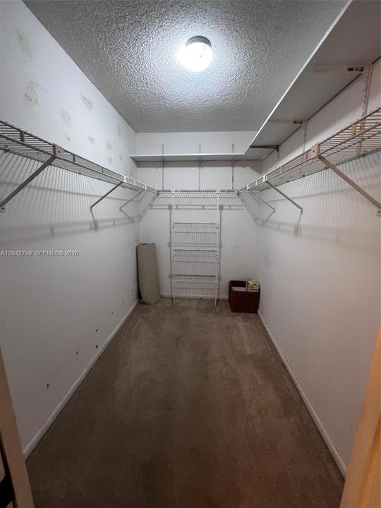 Master Walk-In