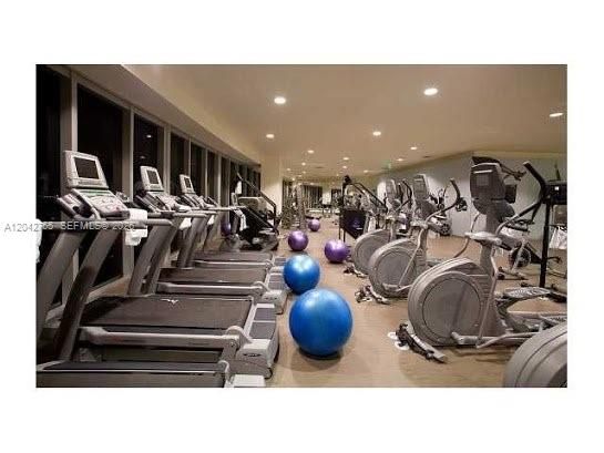 For Rent: $4,200 (1 beds, 1 baths, 1035 Square Feet)