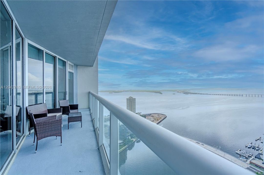 For Rent: $4,200 (1 beds, 1 baths, 1035 Square Feet)