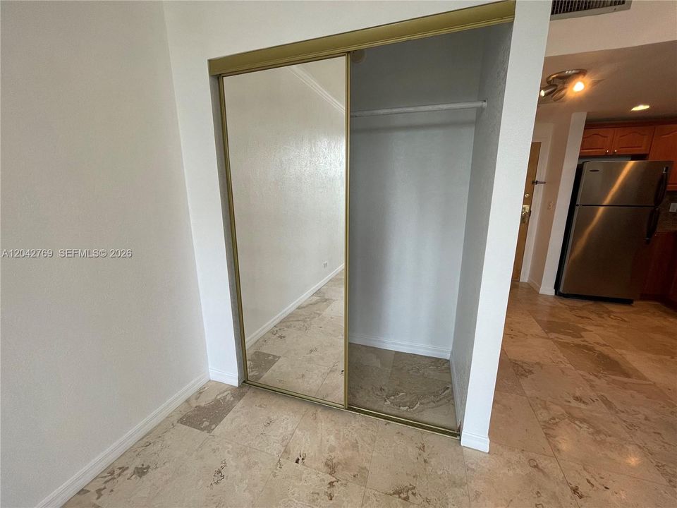 В аренду: $1,950 (0 спален, 1 ванн, 450 Квадратных фут)