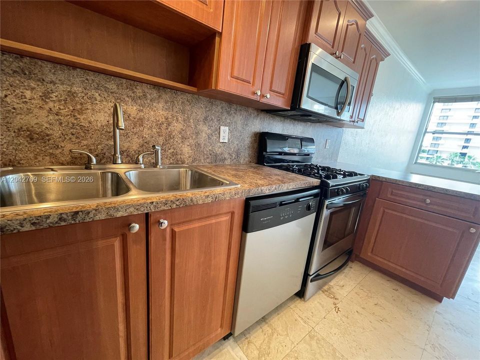 В аренду: $1,950 (0 спален, 1 ванн, 450 Квадратных фут)