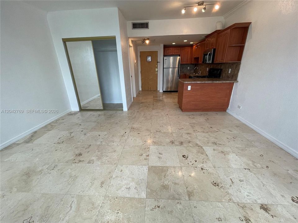 В аренду: $1,950 (0 спален, 1 ванн, 450 Квадратных фут)