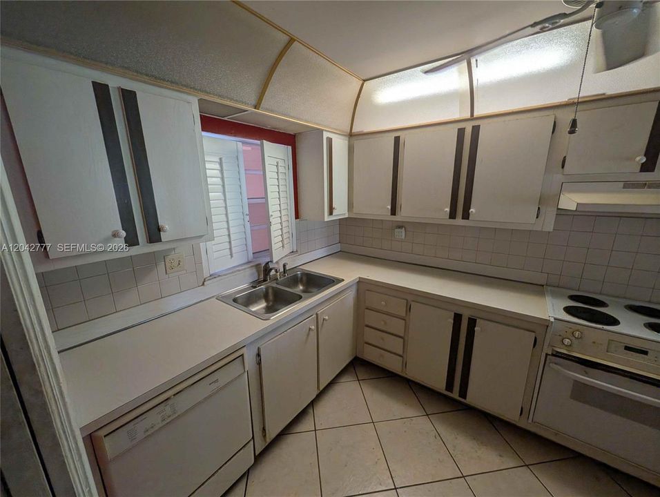 На продажу: $149,900 (2 спален, 2 ванн, 950 Квадратных фут)