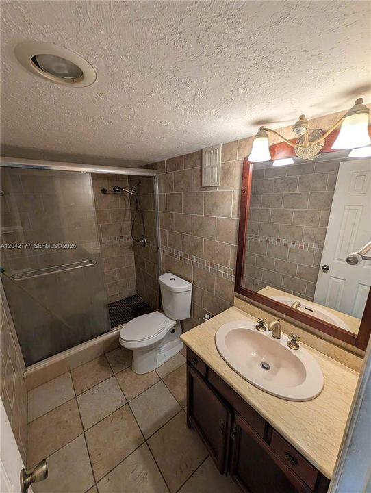 На продажу: $149,900 (2 спален, 2 ванн, 950 Квадратных фут)