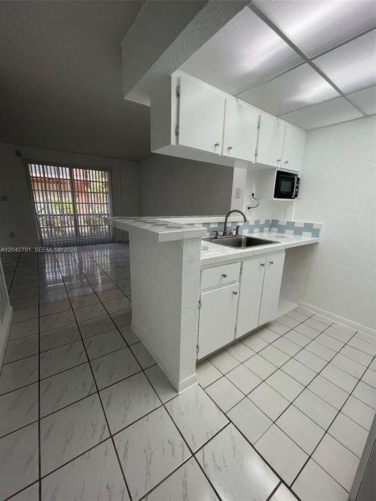 For Rent: $1,800 (1 beds, 1 baths, 555 Square Feet)