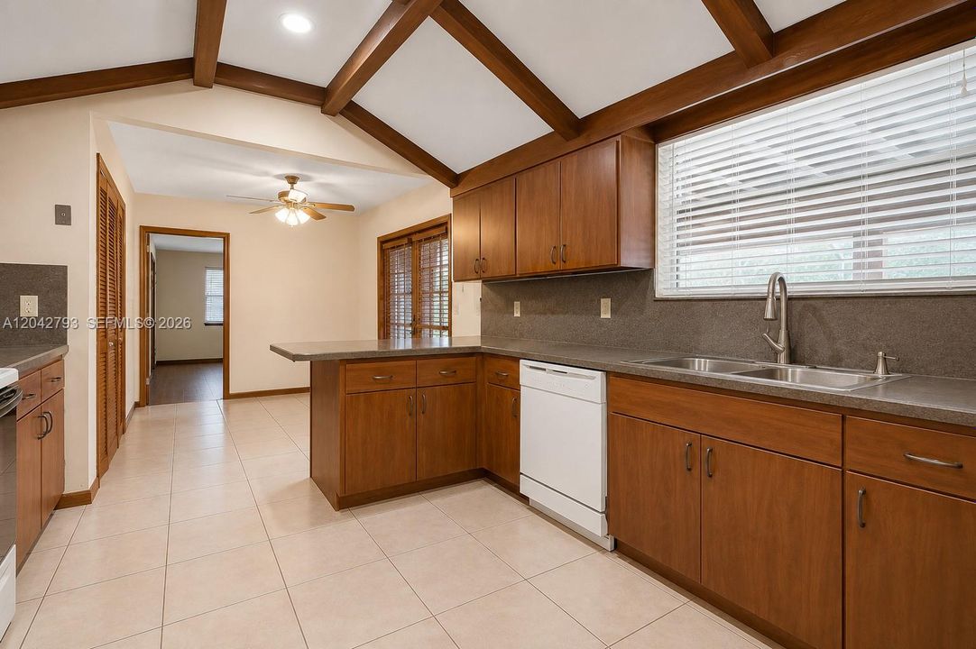 В аренду: $6,200 (4 спален, 2 ванн, 3271 Квадратных фут)