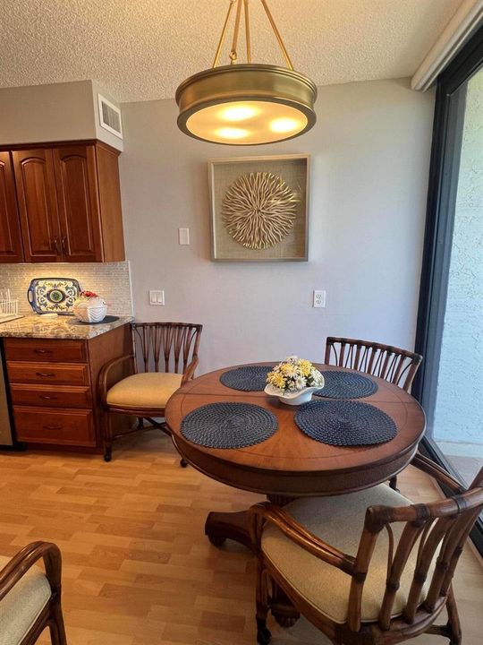 OT 803 Kitchen Eating Area