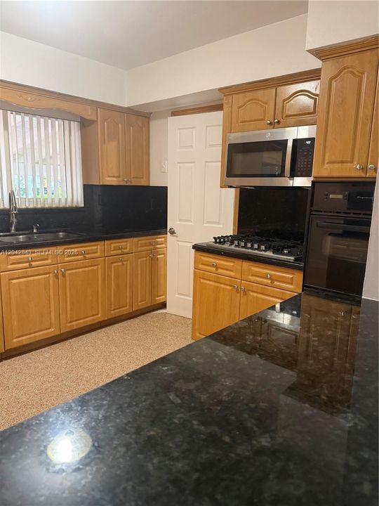 В аренду: $3,650 (3 спален, 2 ванн, 1596 Квадратных фут)