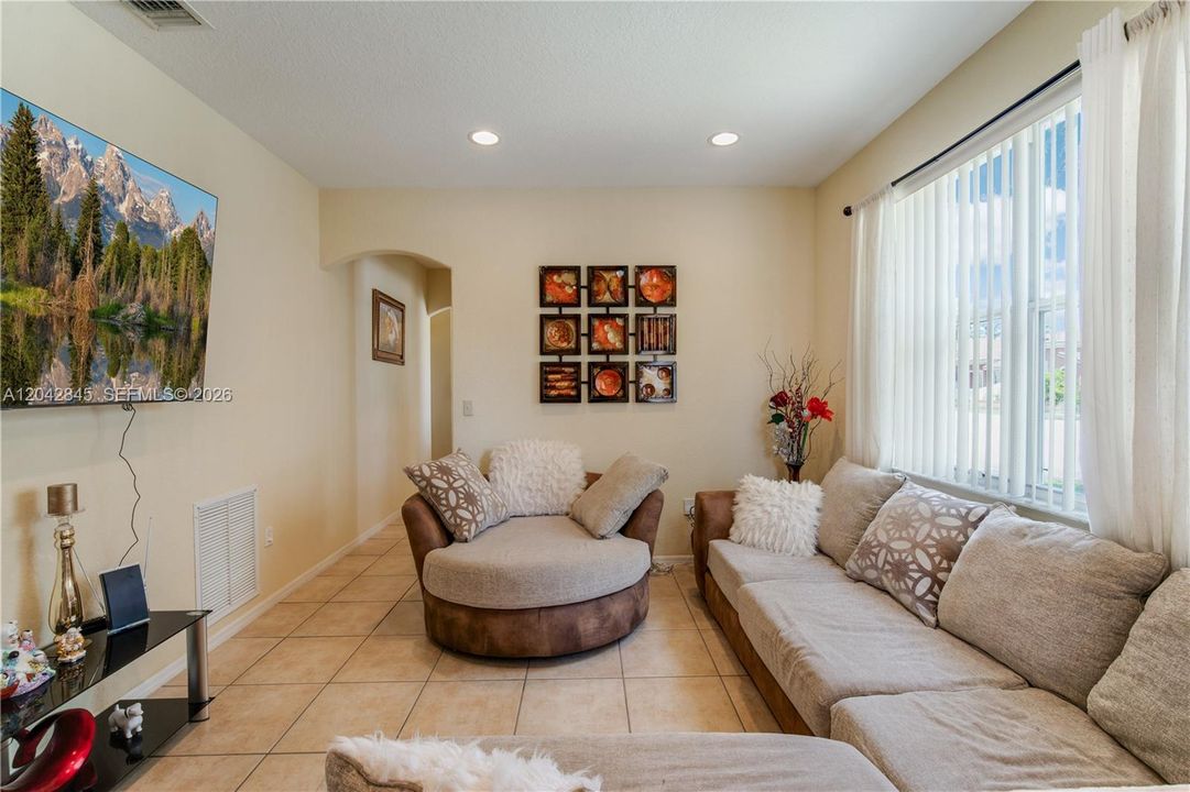 En Venta: $365,000 (3 camas, 2 baños, 1250 Pies cuadrados)