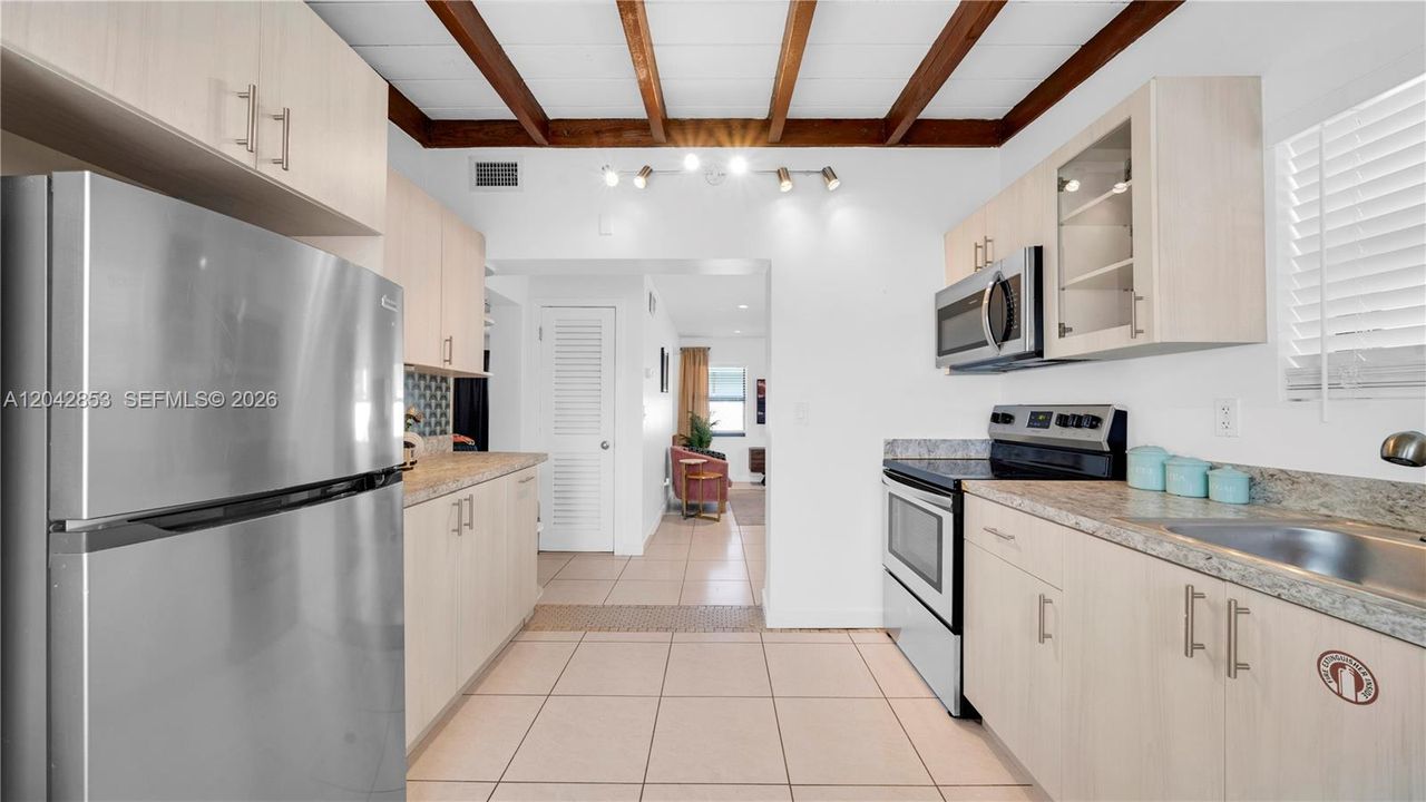 For Rent: $2,200 (1 beds, 1 baths, 800 Square Feet)
