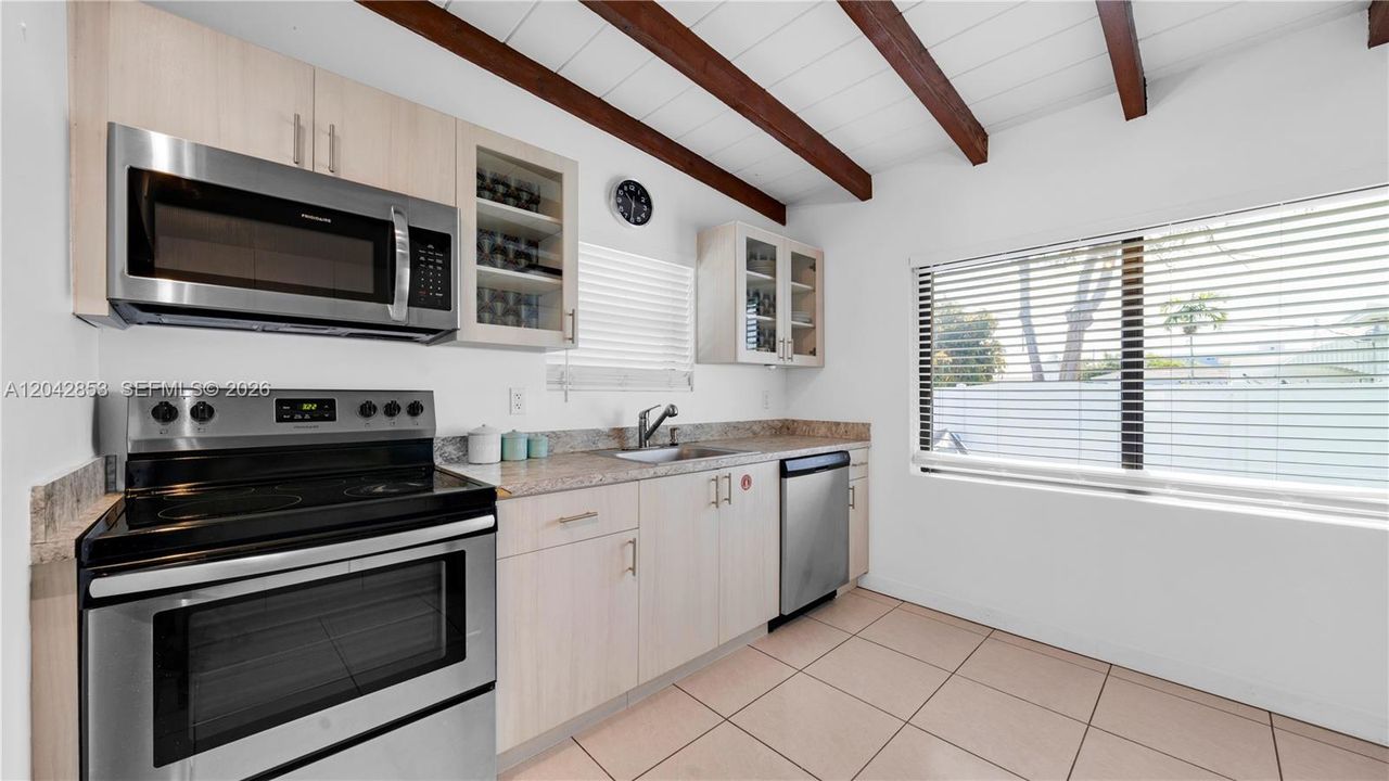 For Rent: $2,200 (1 beds, 1 baths, 800 Square Feet)
