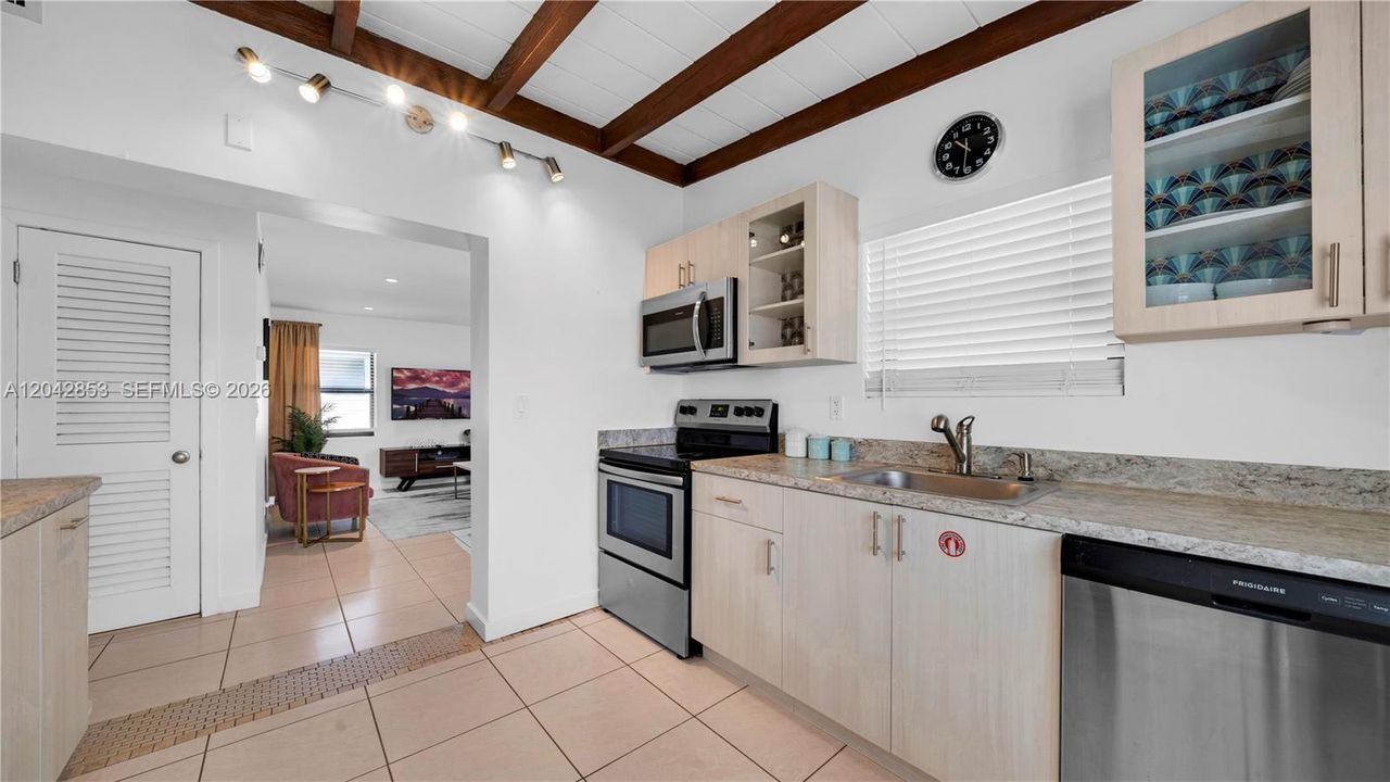For Rent: $2,200 (1 beds, 1 baths, 800 Square Feet)