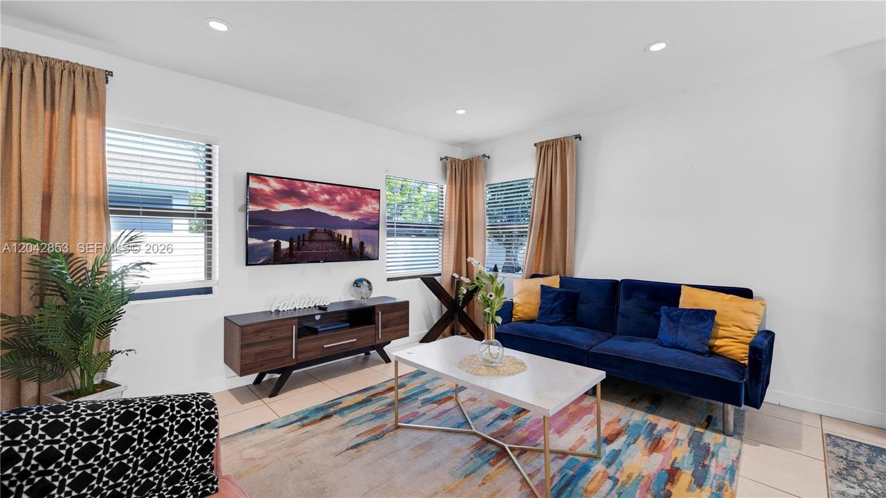 For Rent: $2,200 (1 beds, 1 baths, 800 Square Feet)