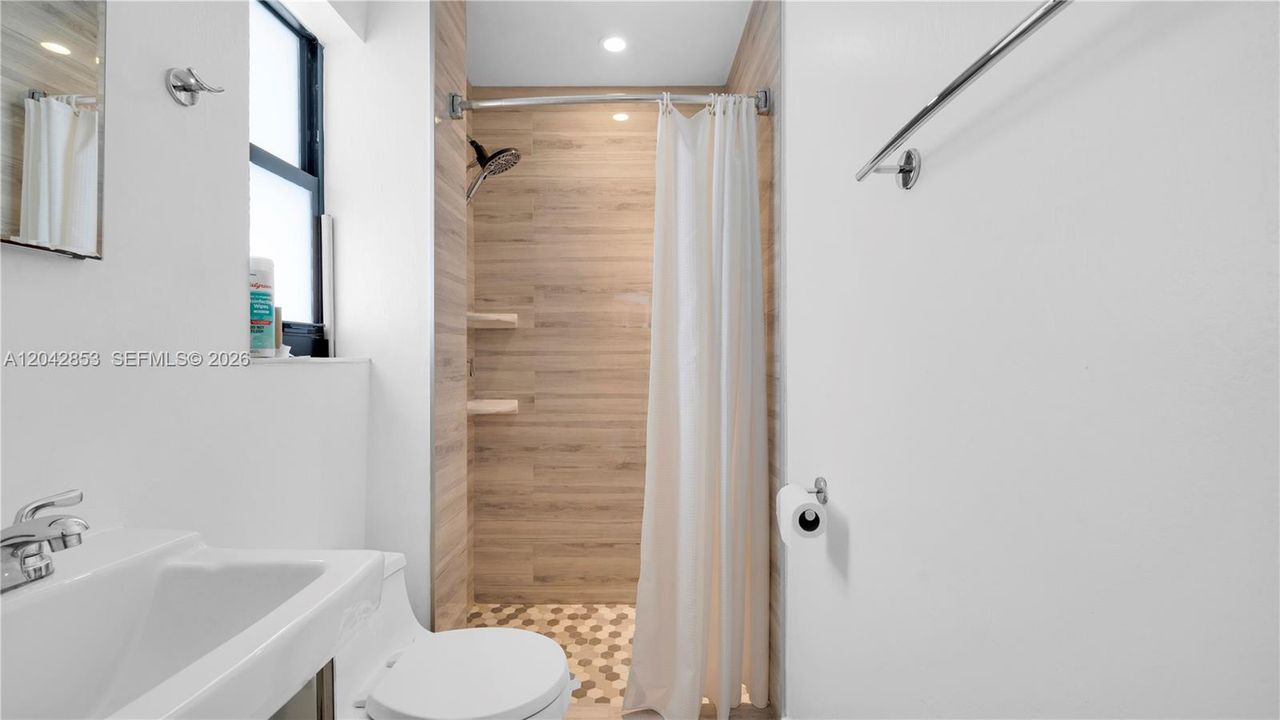 For Rent: $2,200 (1 beds, 1 baths, 800 Square Feet)