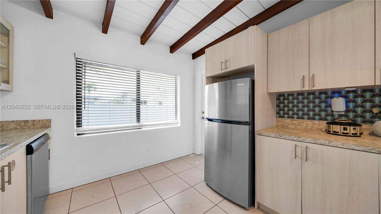 For Rent: $2,200 (1 beds, 1 baths, 800 Square Feet)