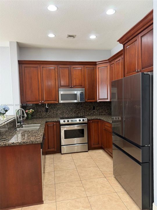 На продажу: $675,000 (3 спален, 2 ванн, 1803 Квадратных фут)