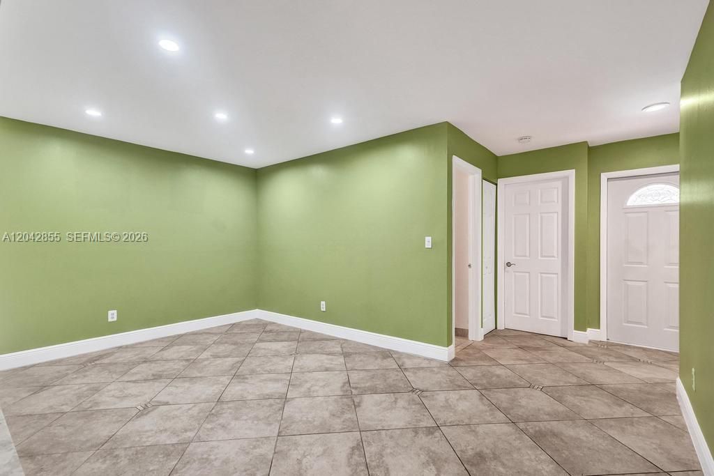 Space for dining or 3rd bedroom