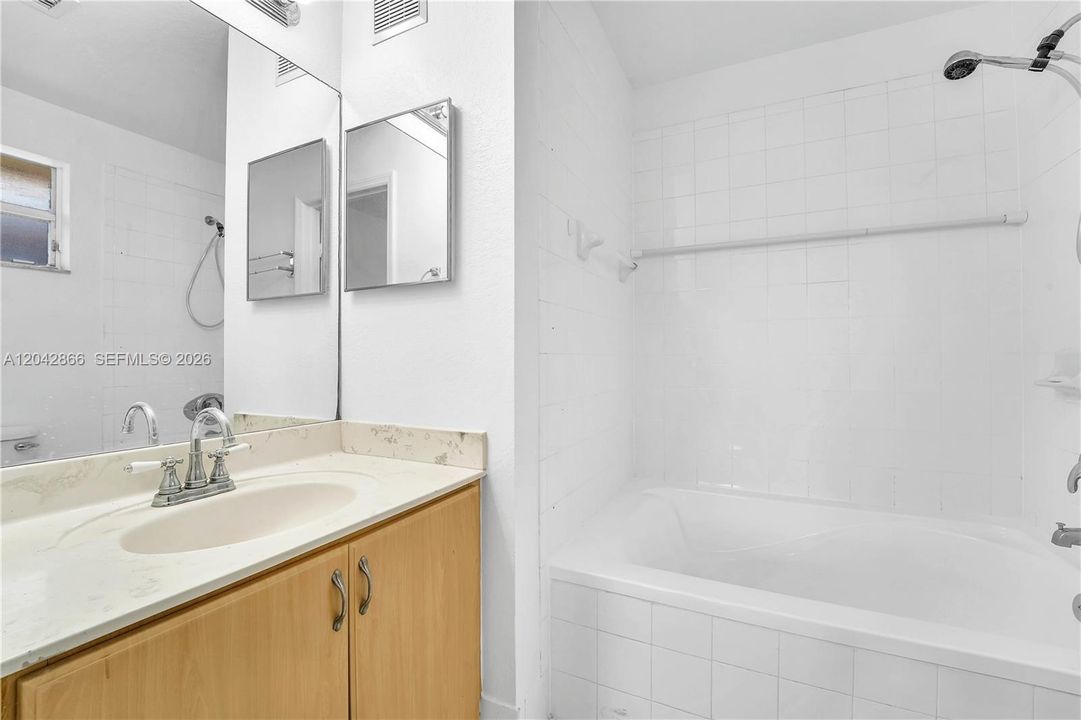 В аренду: $3,000 (3 спален, 2 ванн, 1364 Квадратных фут)