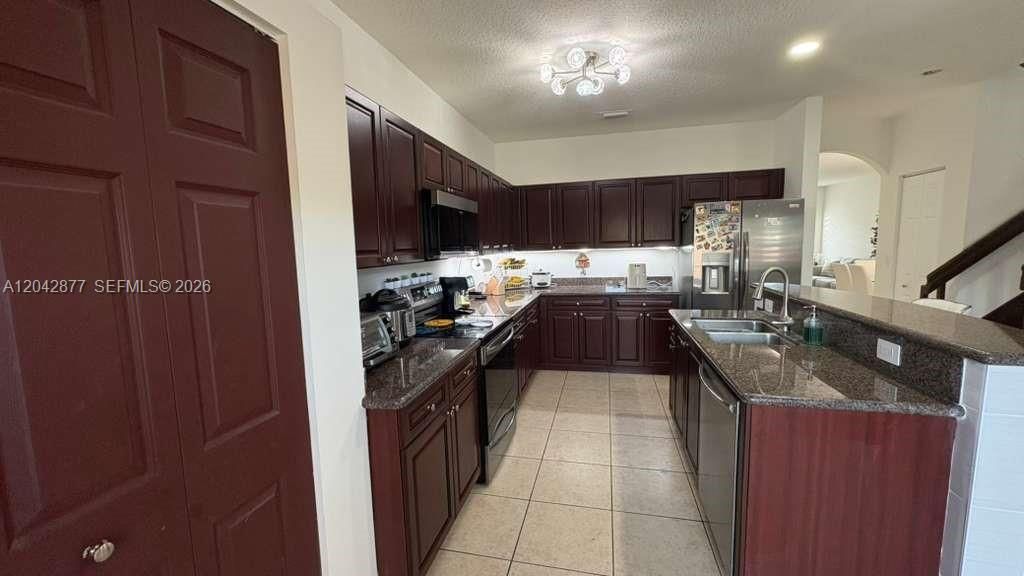На продажу: $399,999 (4 спален, 2 ванн, 1846 Квадратных фут)