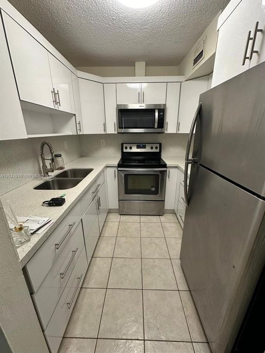 For Rent: $1,950 (2 beds, 2 baths, 760 Square Feet)