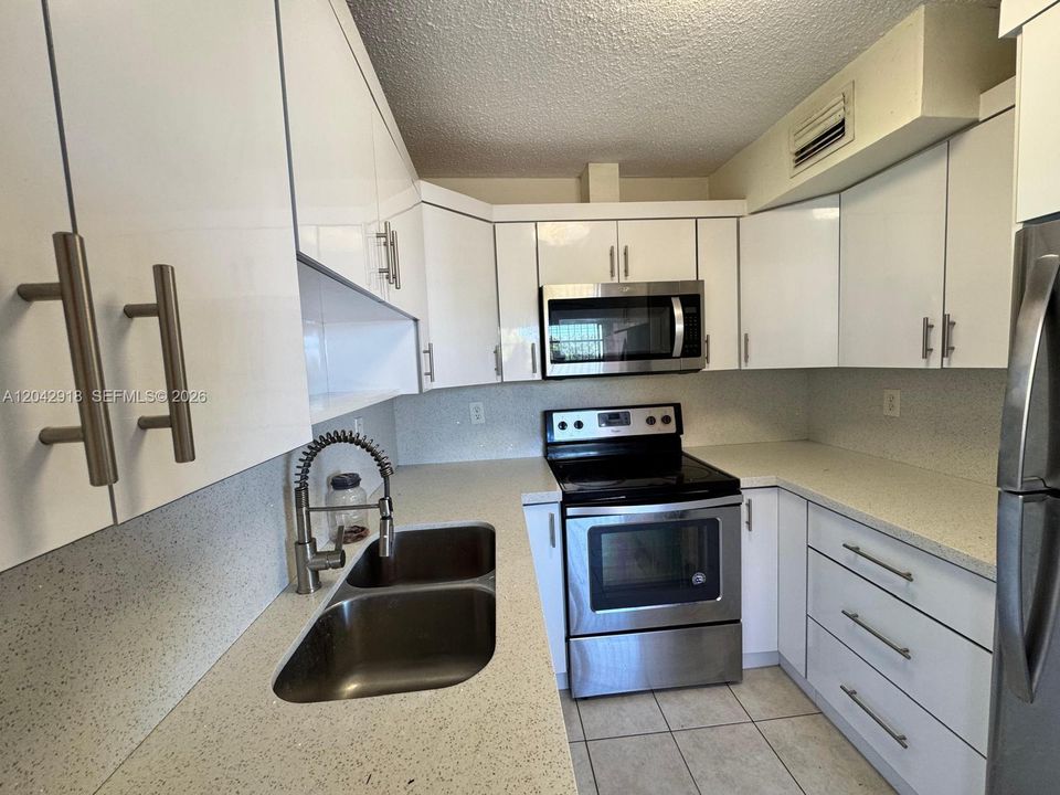 For Rent: $1,950 (2 beds, 2 baths, 760 Square Feet)