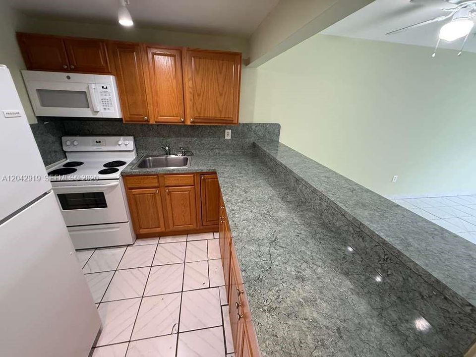 В аренду: $1,750 (1 спален, 1 ванн, 633 Квадратных фут)