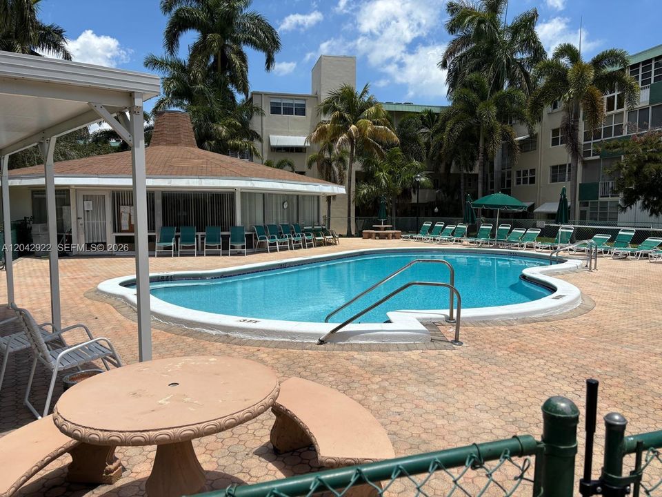 For Sale: $165,000 (1 beds, 1 baths, 678 Square Feet)