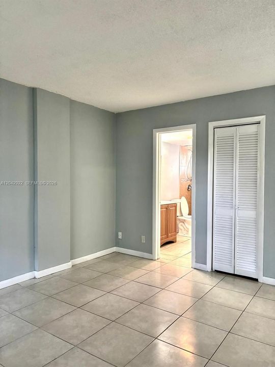 For Sale: $165,000 (1 beds, 1 baths, 678 Square Feet)