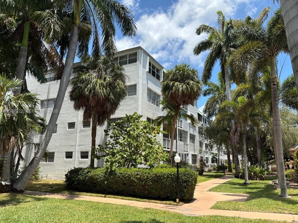For Sale: $165,000 (1 beds, 1 baths, 678 Square Feet)