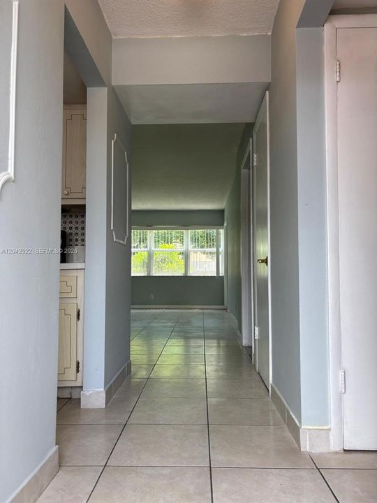 For Sale: $165,000 (1 beds, 1 baths, 678 Square Feet)