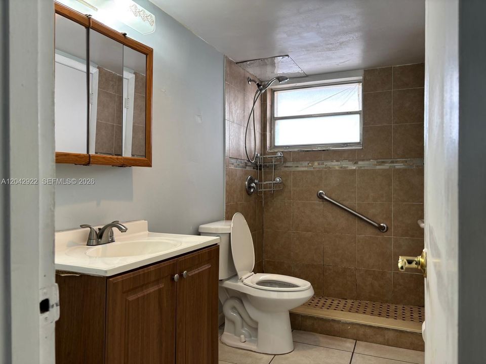 For Sale: $165,000 (1 beds, 1 baths, 678 Square Feet)