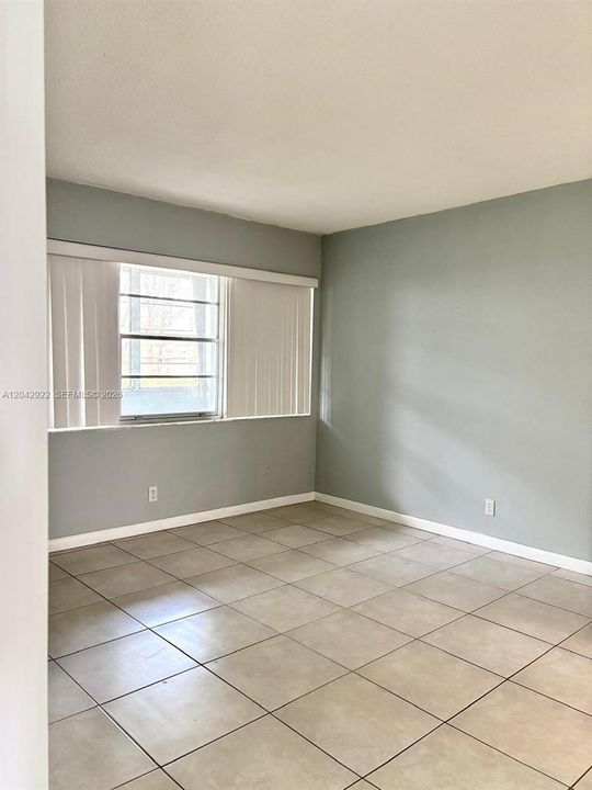 For Sale: $165,000 (1 beds, 1 baths, 678 Square Feet)