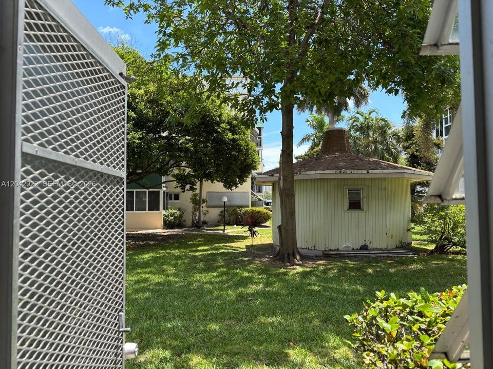 For Sale: $165,000 (1 beds, 1 baths, 678 Square Feet)