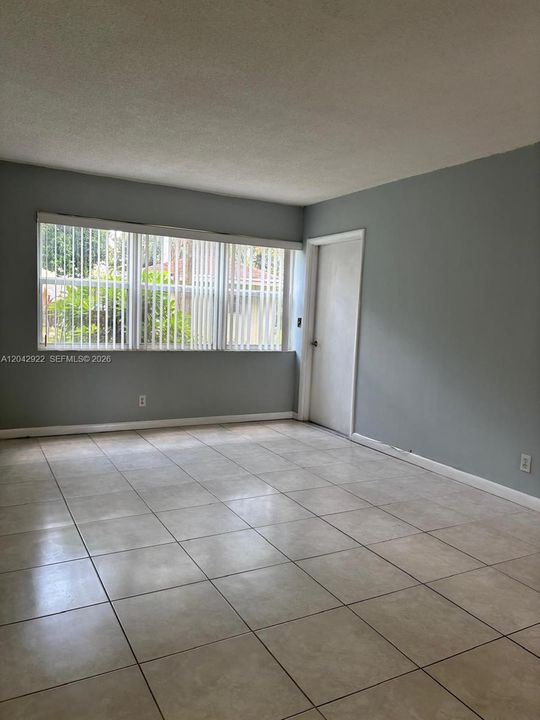 For Sale: $165,000 (1 beds, 1 baths, 678 Square Feet)