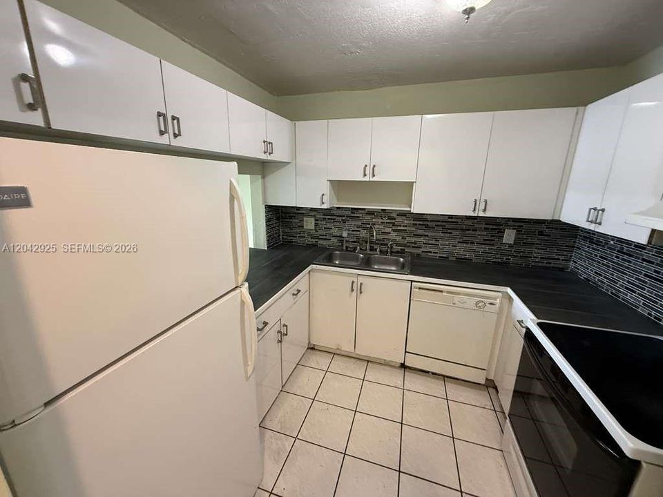 For Rent: $2,000 (2 beds, 2 baths, 1070 Square Feet)
