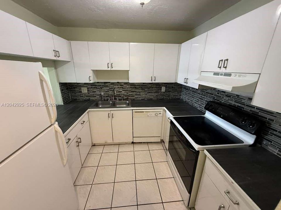 For Rent: $2,000 (2 beds, 2 baths, 1070 Square Feet)