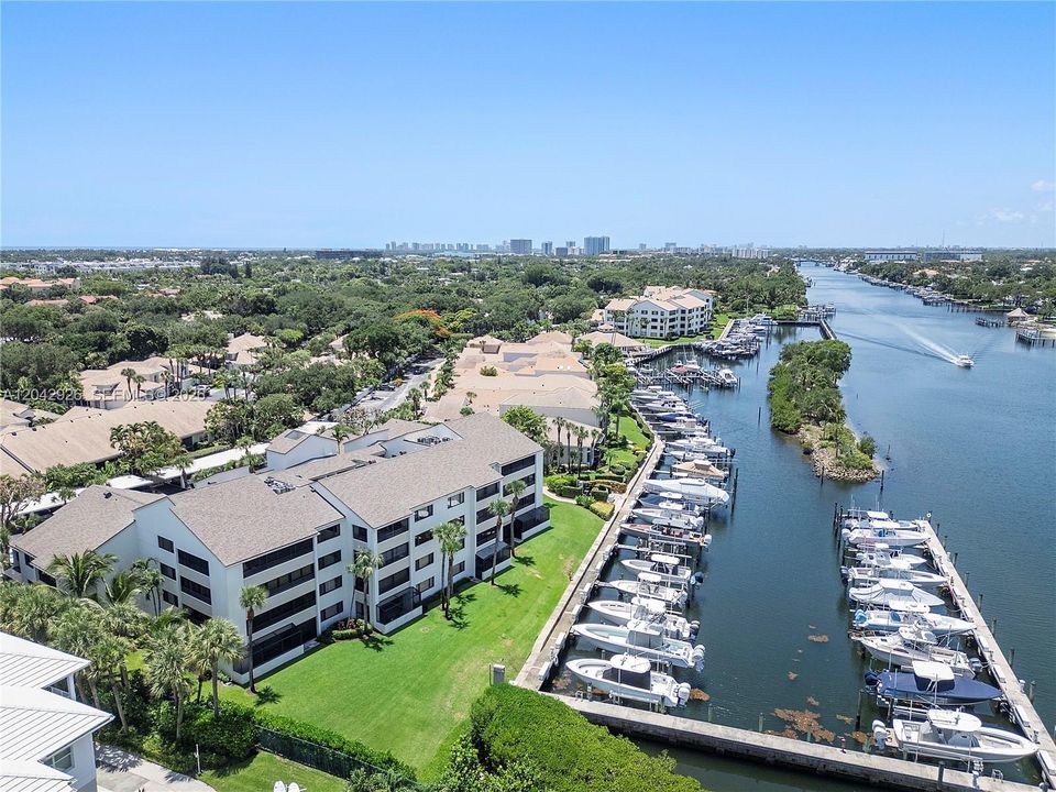 For Sale: $600,000 (2 beds, 2 baths, 1301 Square Feet)