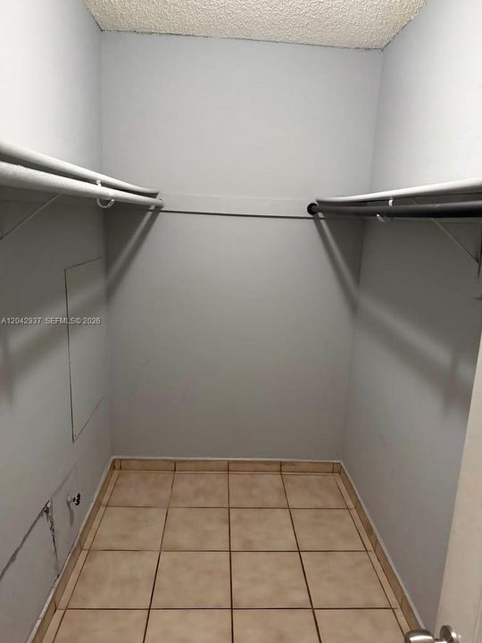 For Rent: $2,000 (2 beds, 1 baths, 885 Square Feet)