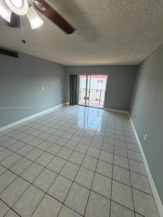 For Rent: $2,000 (2 beds, 1 baths, 885 Square Feet)