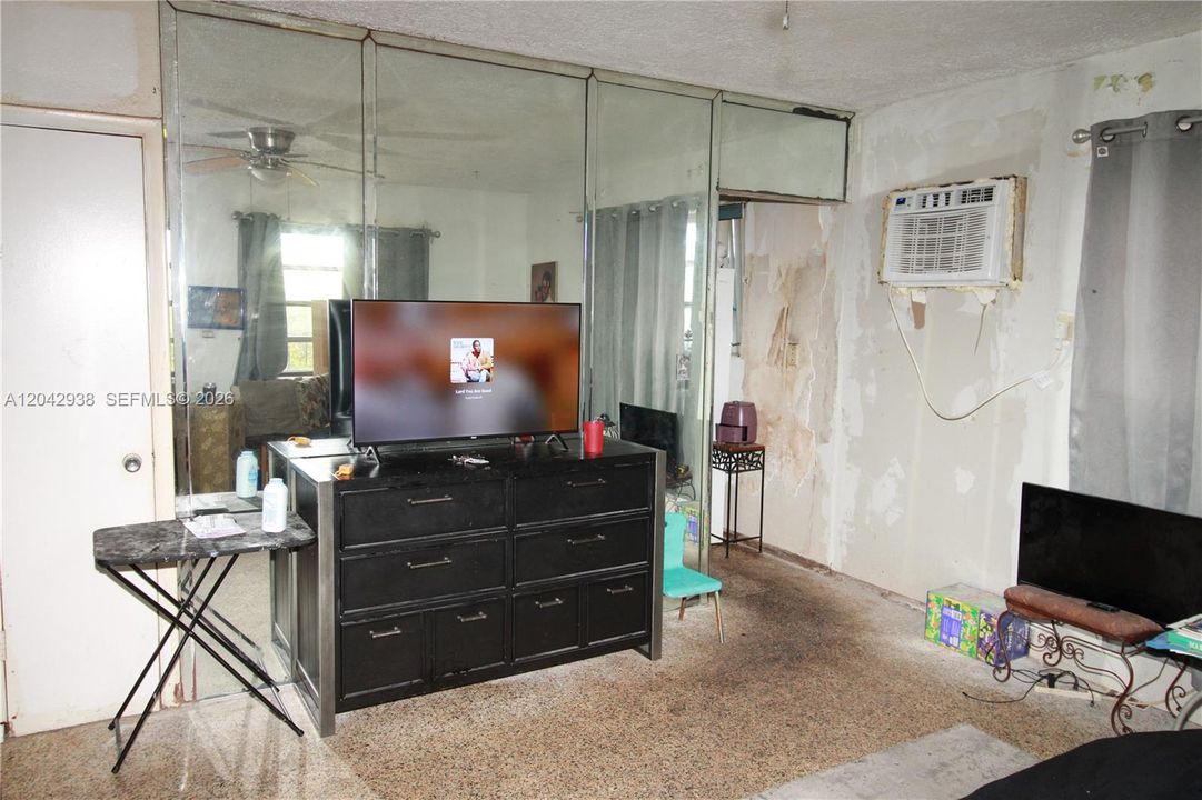 For Sale: $380,000 (3 beds, 1 baths, 920 Square Feet)