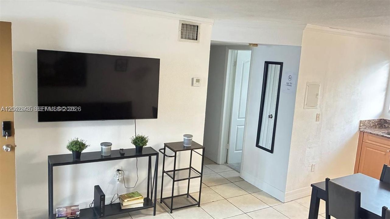 For Rent: $2,000 (2 beds, 1 baths, 4648 Square Feet)