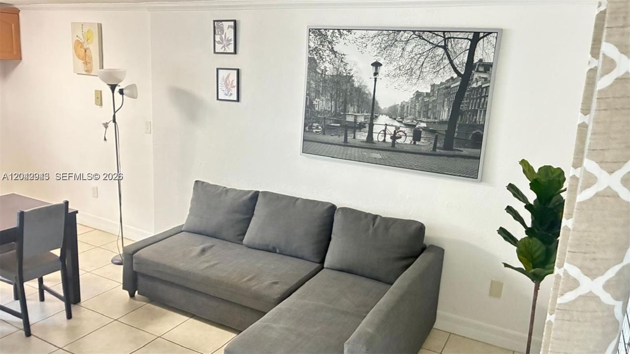 For Rent: $2,000 (2 beds, 1 baths, 4648 Square Feet)