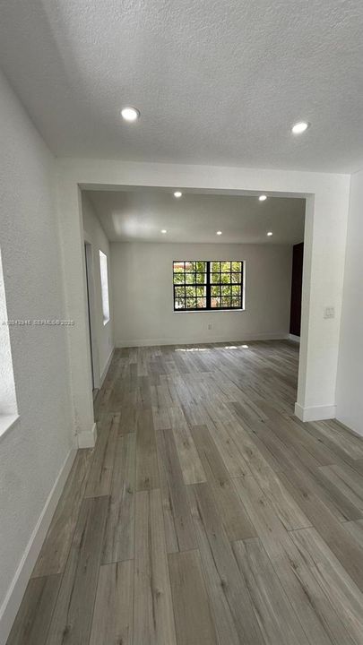 En Venta: $555,000 (4 camas, 2 baños, 1565 Pies cuadrados)