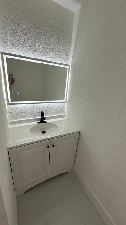 En Venta: $555,000 (4 camas, 2 baños, 1565 Pies cuadrados)