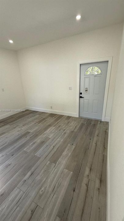 En Venta: $555,000 (4 camas, 2 baños, 1565 Pies cuadrados)