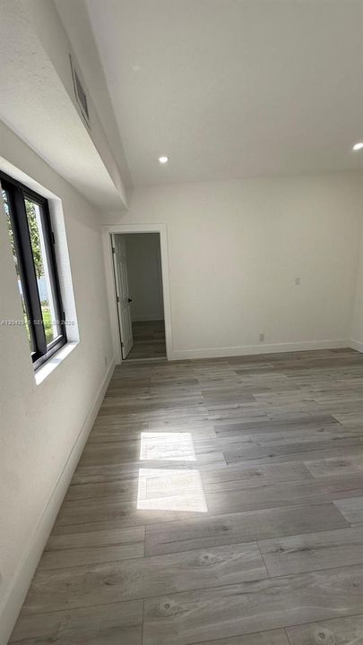 En Venta: $555,000 (4 camas, 2 baños, 1565 Pies cuadrados)